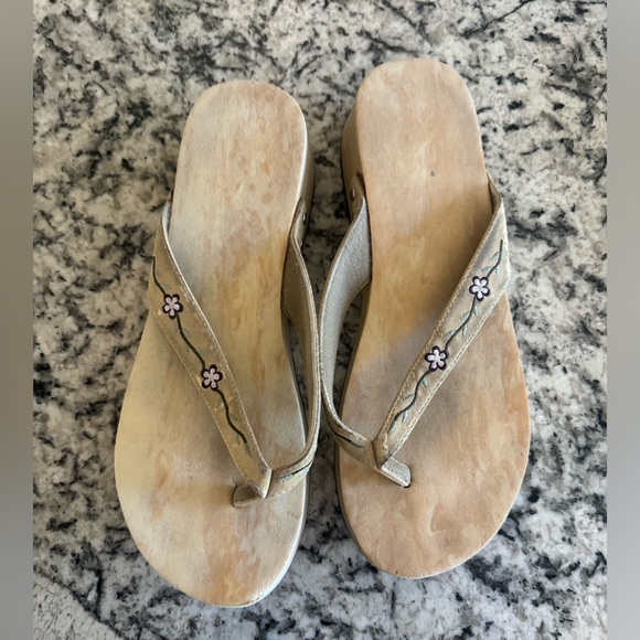 Platform Flip Flops with Embroidered Flowers Tan Women’s Size 10 GUC - Picture 3 of 12